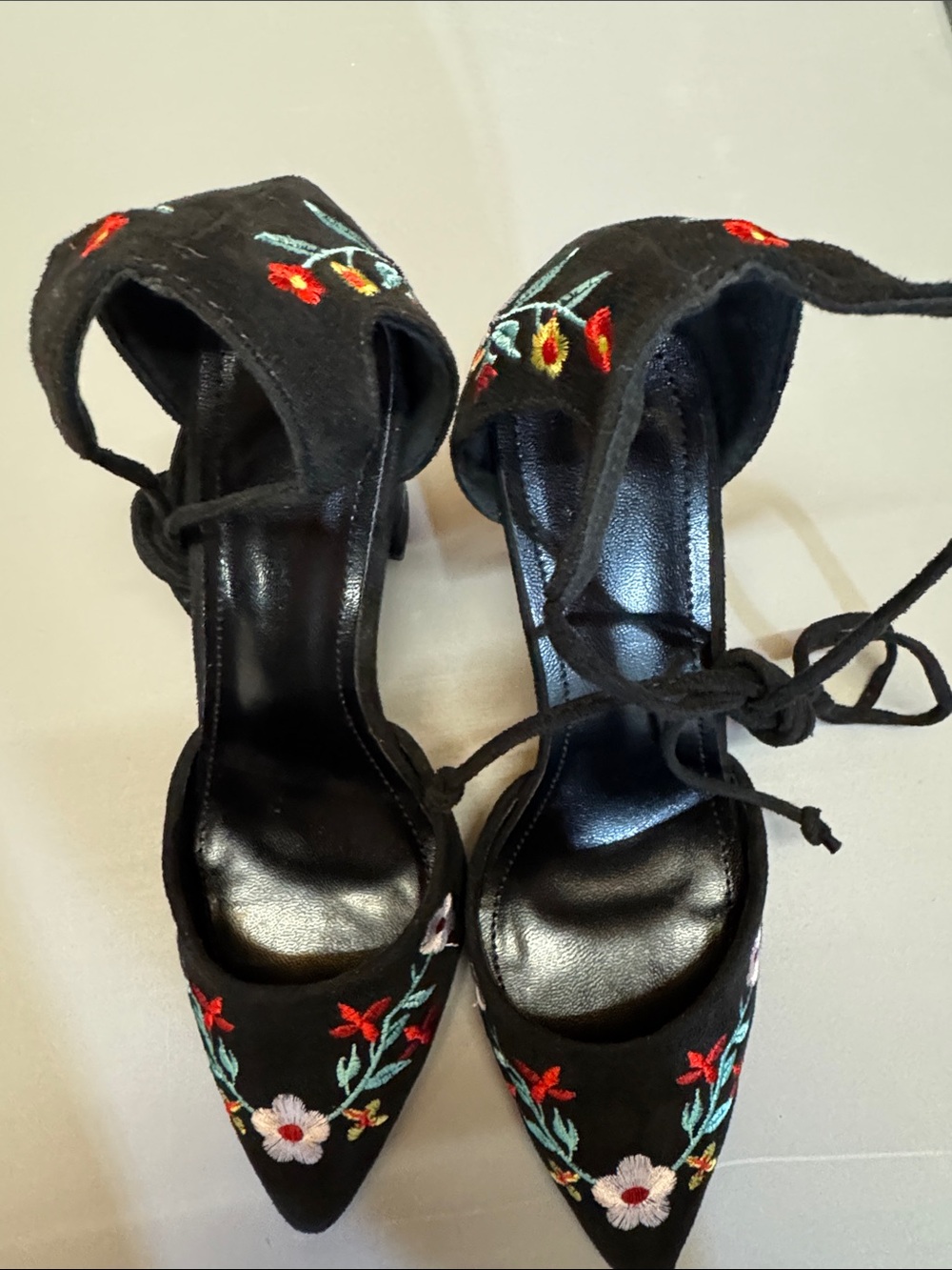 Black Floral Embroidered Lace-Up Block Heel Pumps - Picture 3 of 4